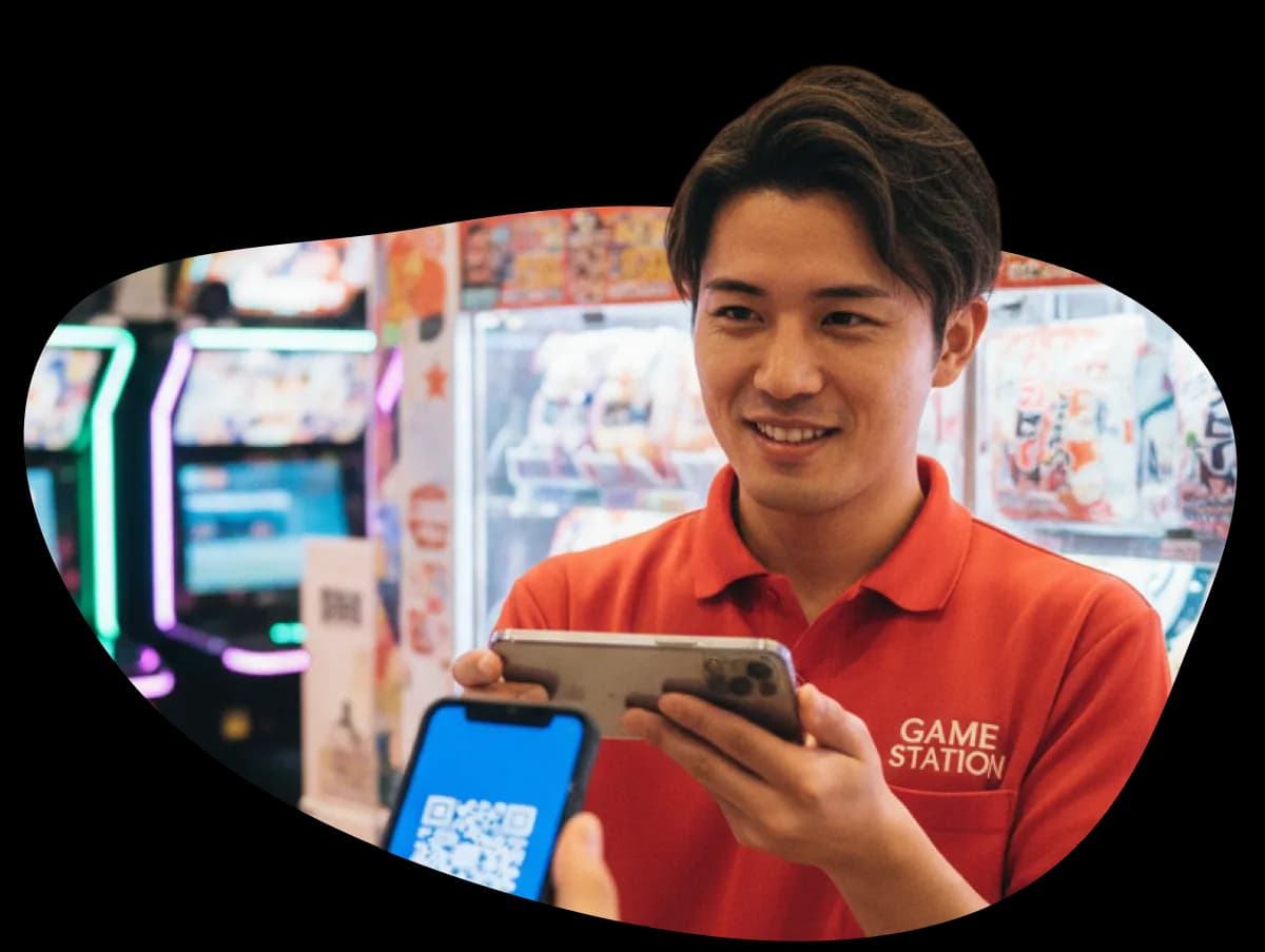 アミューズメント施設スタッフがcoupoでクーポンを確認する様子