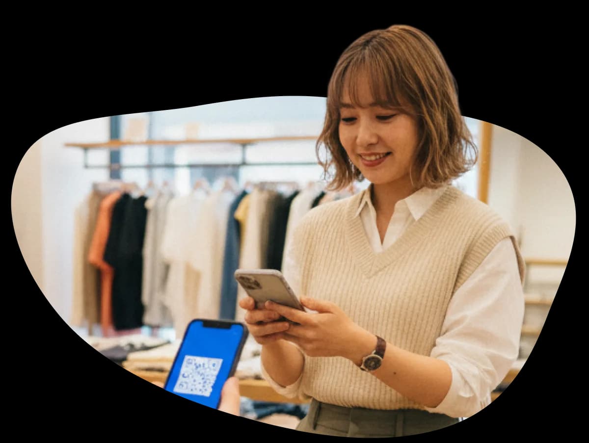アパレルショップスタッフがcoupoでクーポンを確認する様子