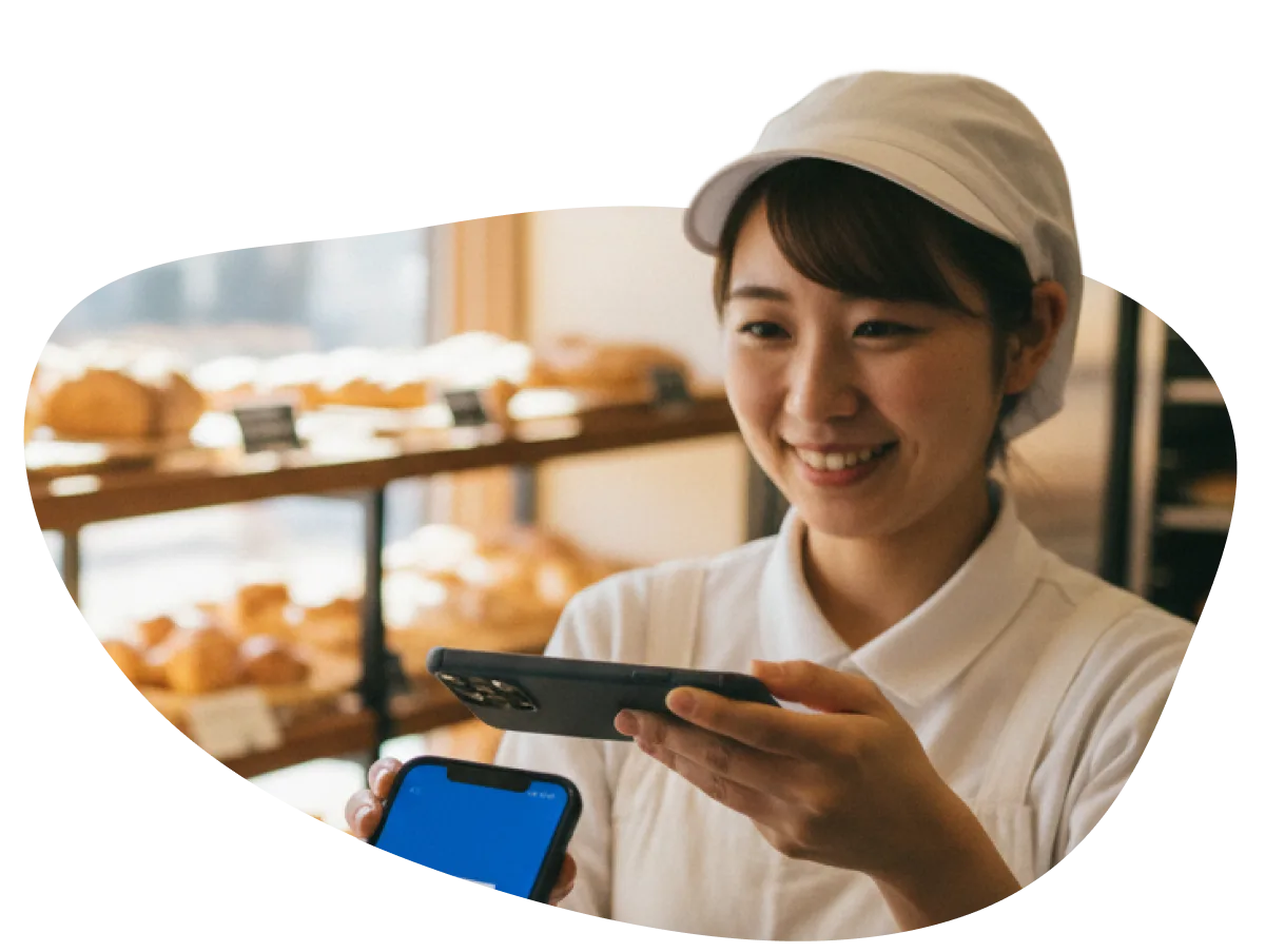 ベーカリーのスタッフがcoupoでクーポンを確認する様子