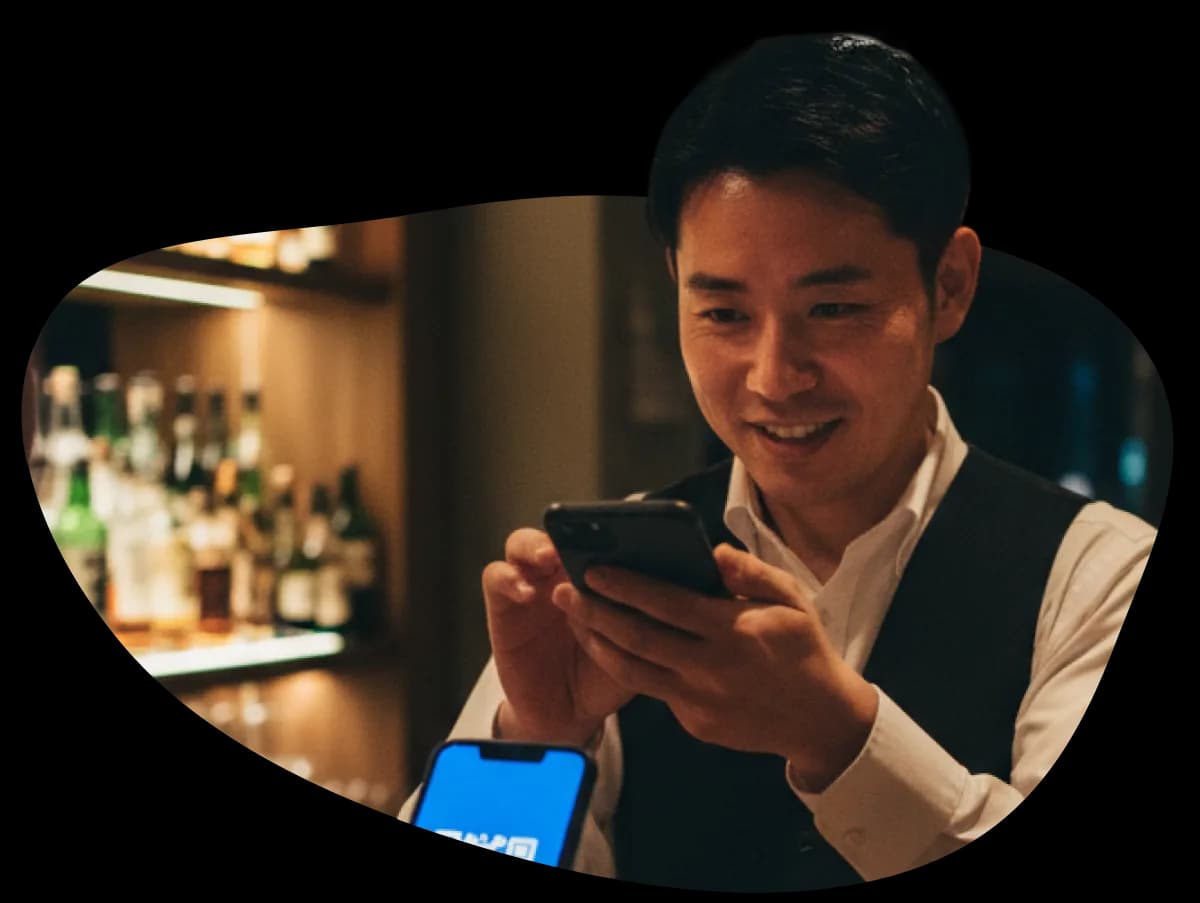 バースタッフがcoupoでクーポンを確認する様子