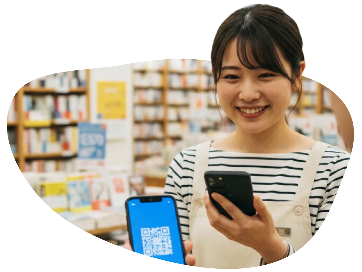 書店スタッフがcoupoでクーポンを確認する様子