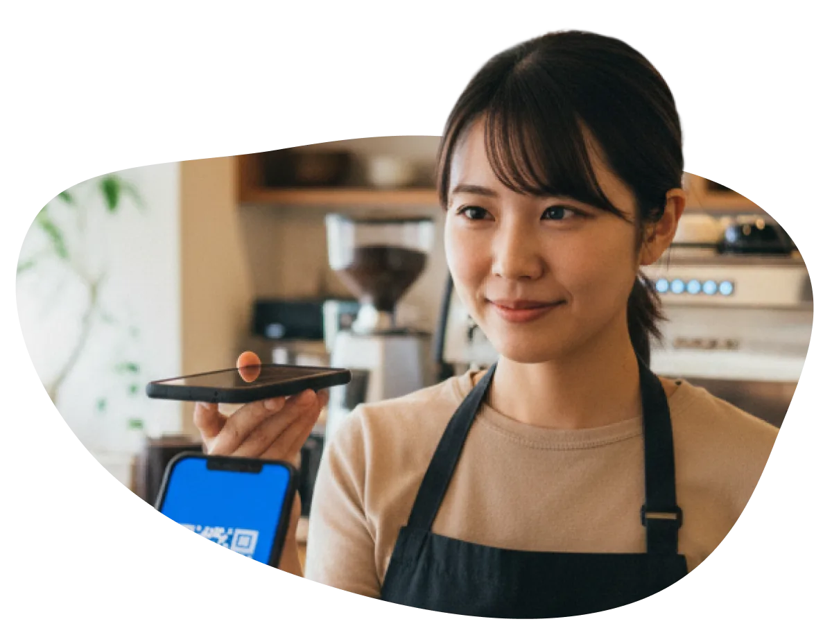 カフェのスタッフがcoupoでクーポンを確認する様子
