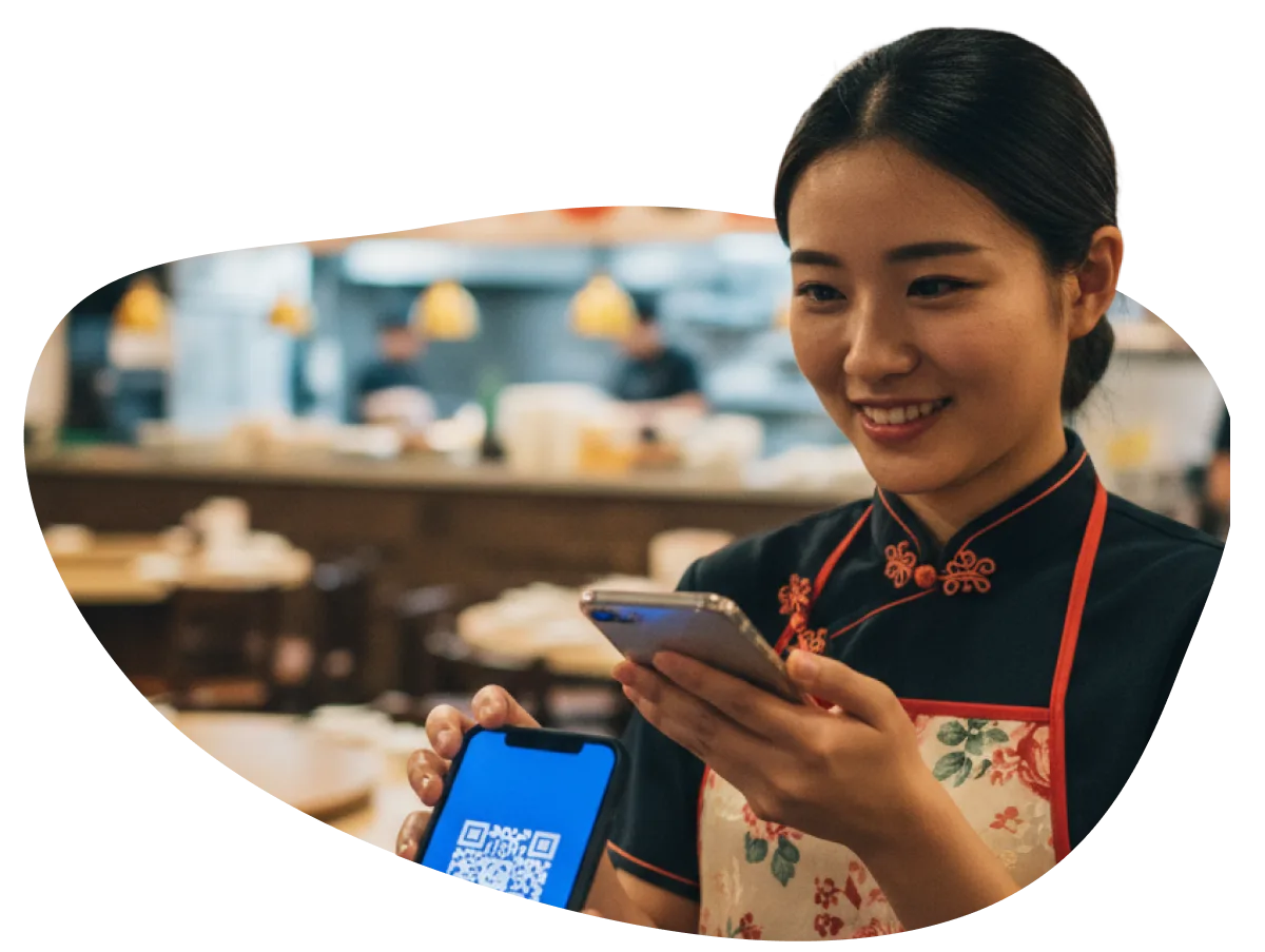 中華料理店のスタッフがcoupoでクーポンを確認する様子