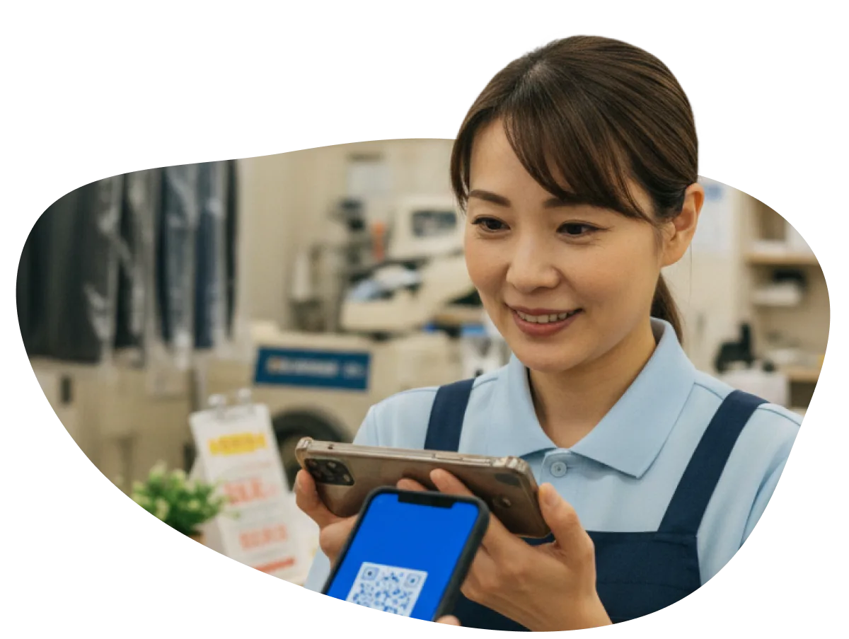 クリーニング店スタッフがcoupoでクーポンを確認する様子