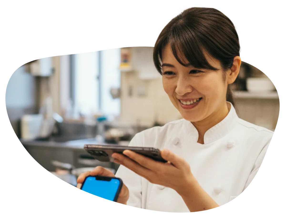 料理教室スタッフがcoupoでクーポンを確認する様子