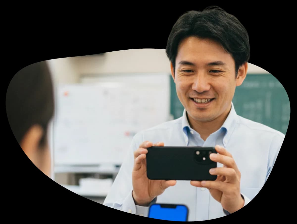 学習塾スタッフがcoupoでクーポンを確認する様子