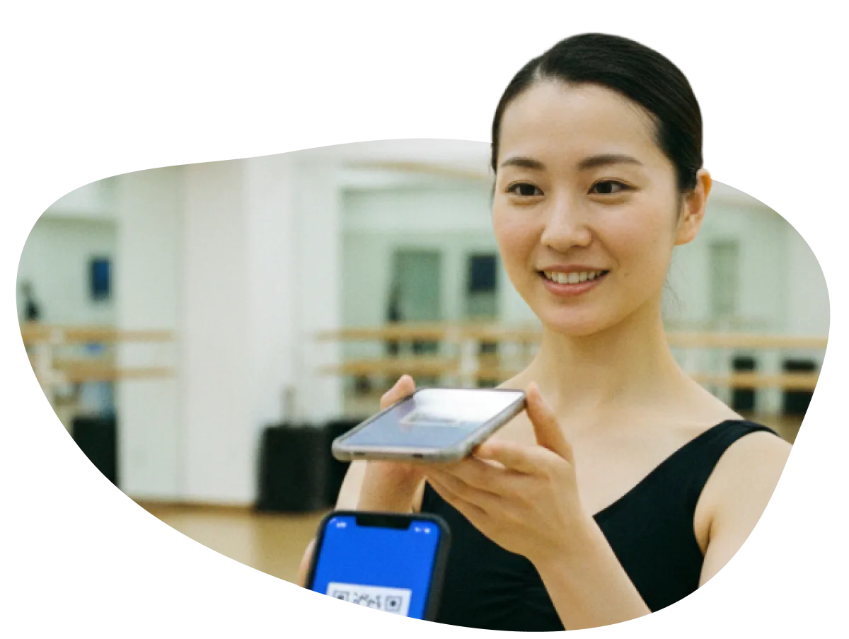ダンス教室のスタッフがcoupoでクーポンを確認する様子