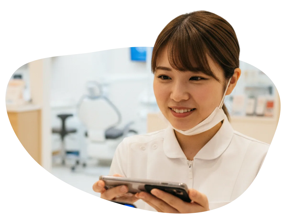 歯科スタッフがcoupoで患者へご案内する様子