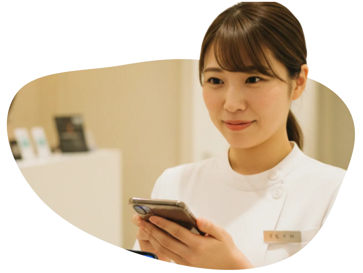 脱毛サロンスタッフがcoupoでクーポンを確認する様子