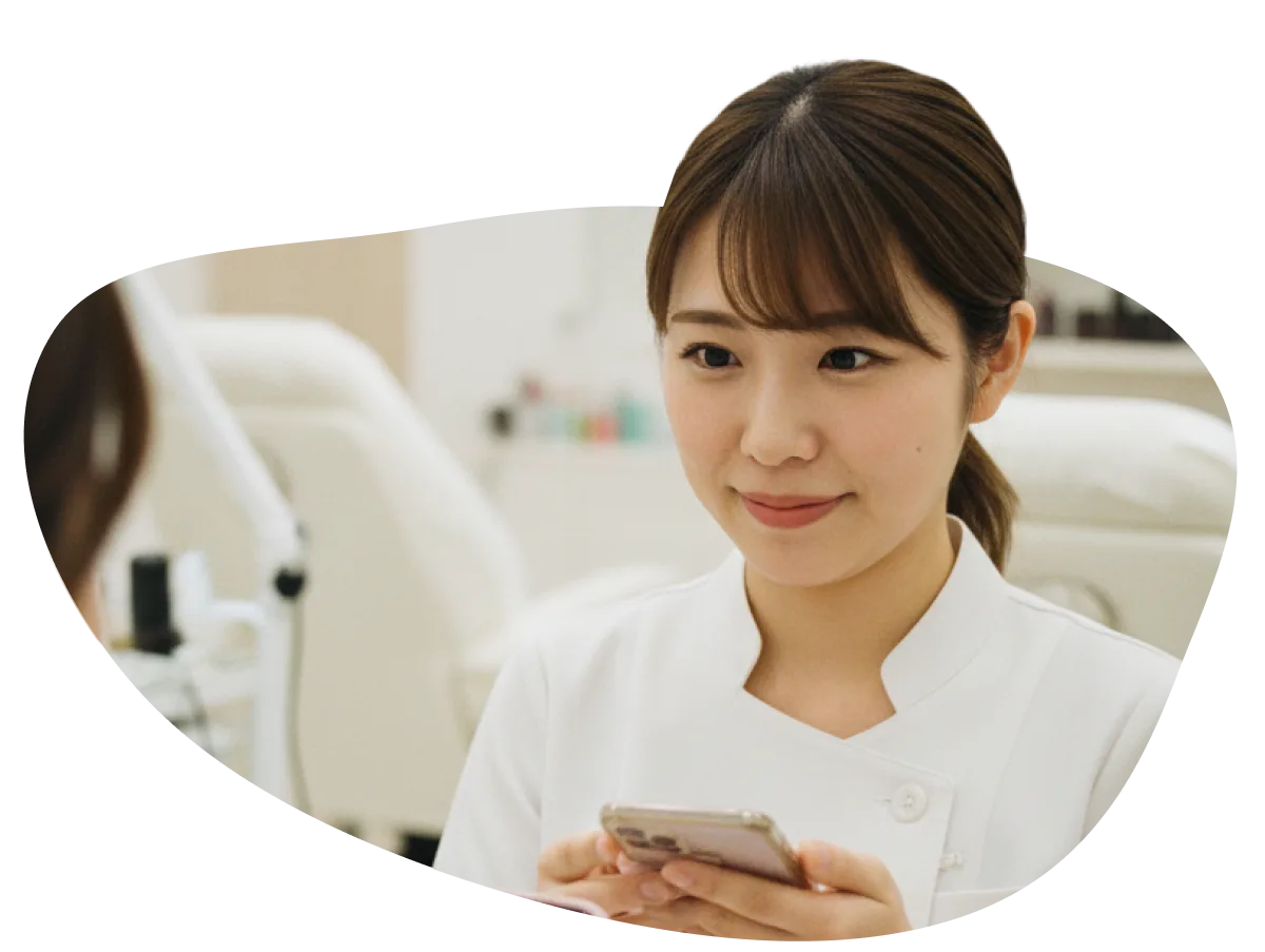 アイラッシュサロンスタッフがcoupoでクーポンを確認する様子