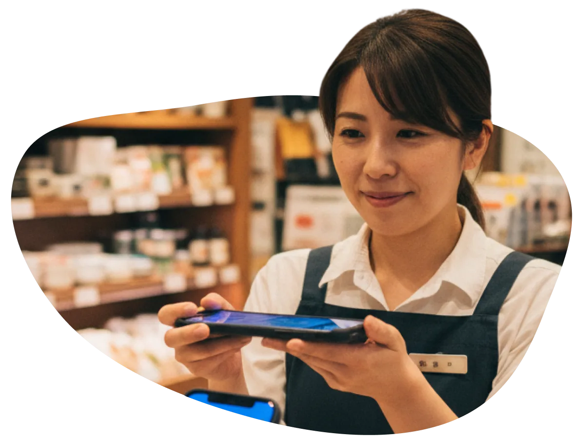 食品店スタッフがcoupoでクーポンを確認する様子