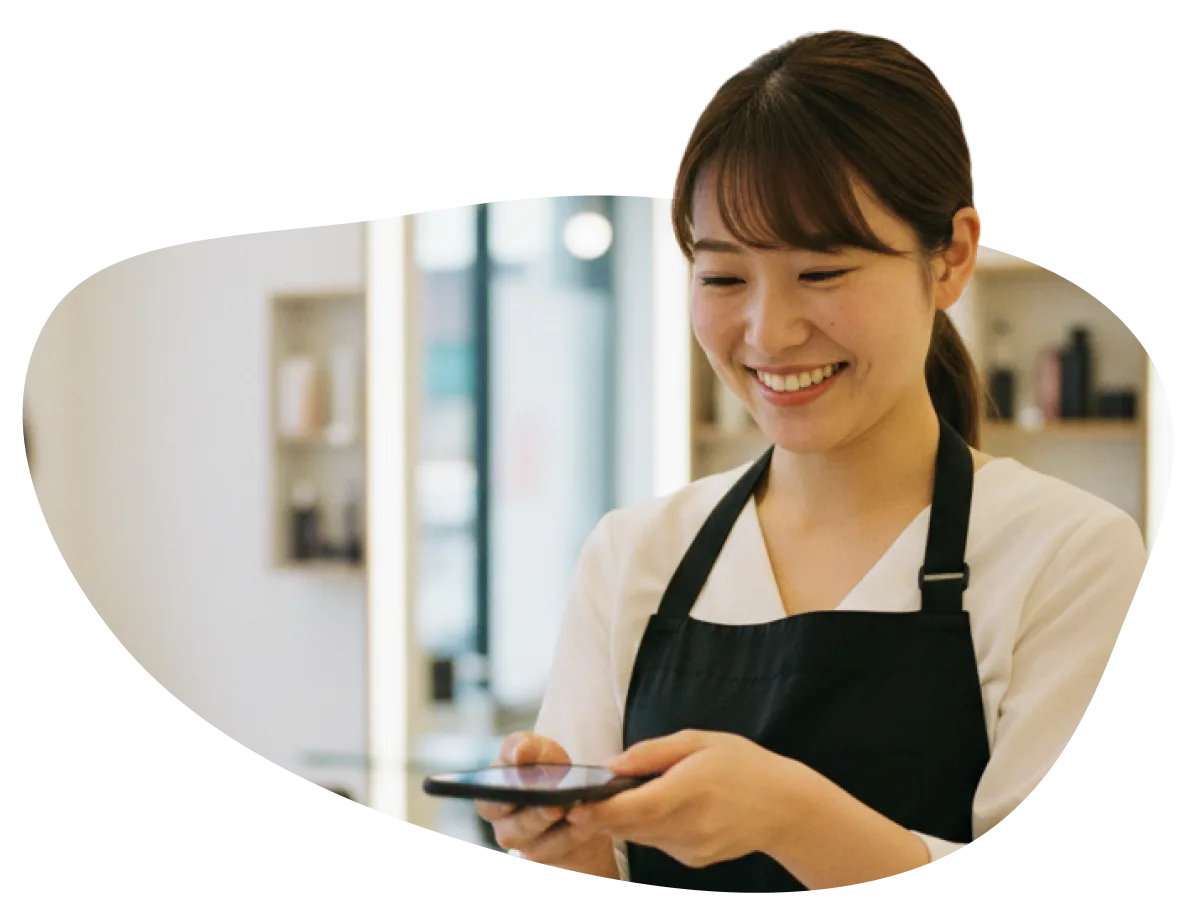 美容室スタッフがcoupoでクーポンを確認する様子