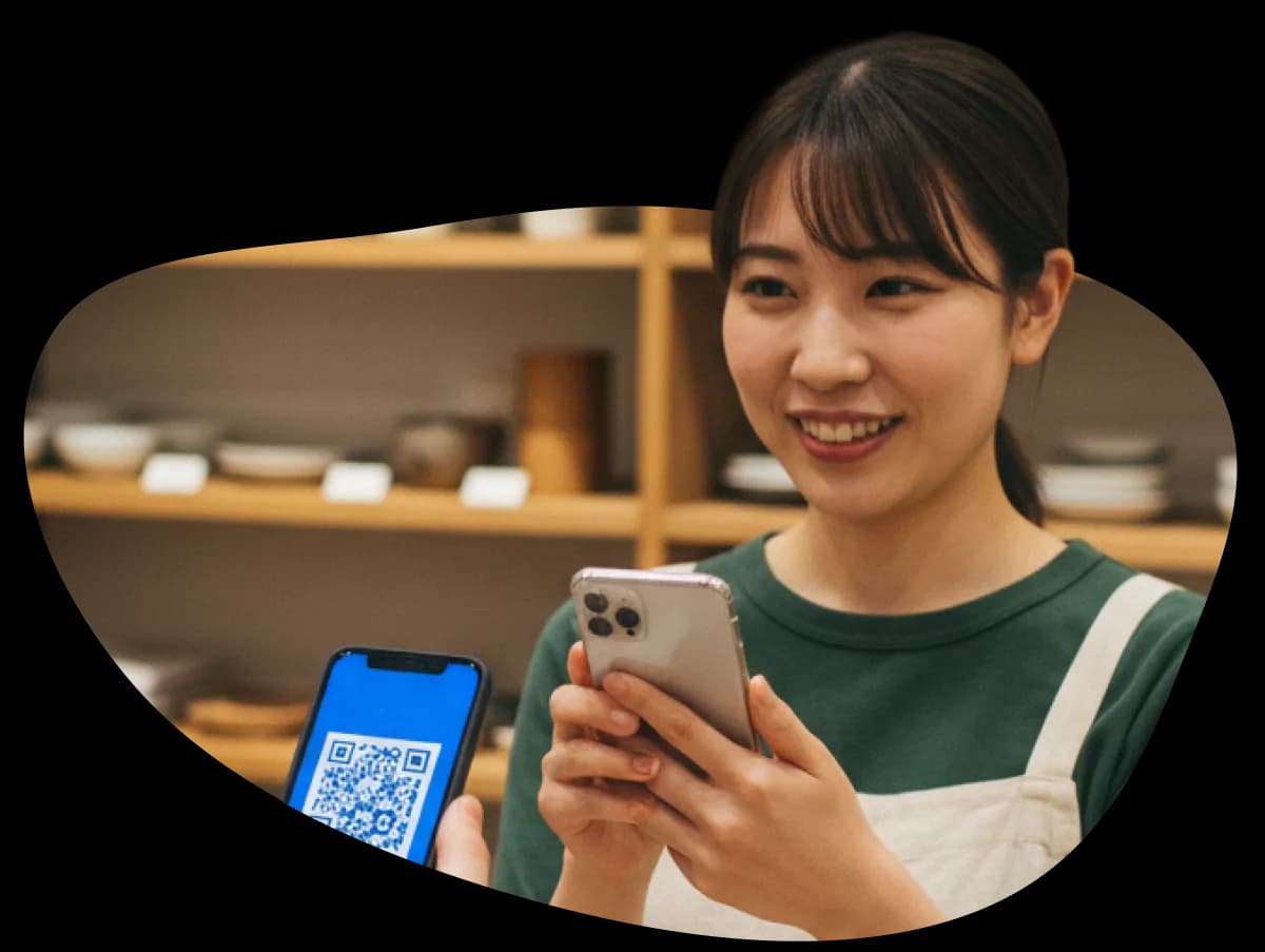 雑貨店スタッフがcoupoでクーポンを確認する様子