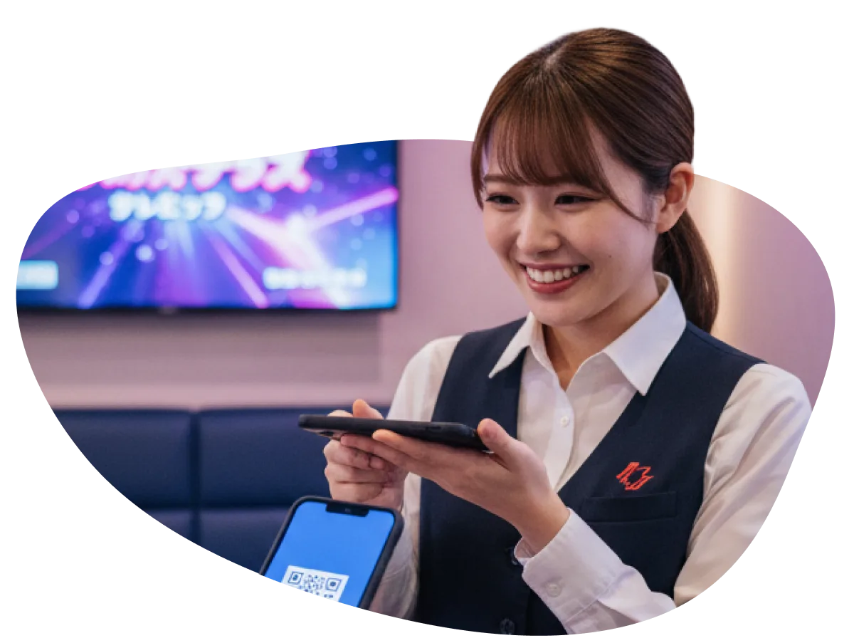 カラオケスタッフがcoupoでクーポンを確認する様子