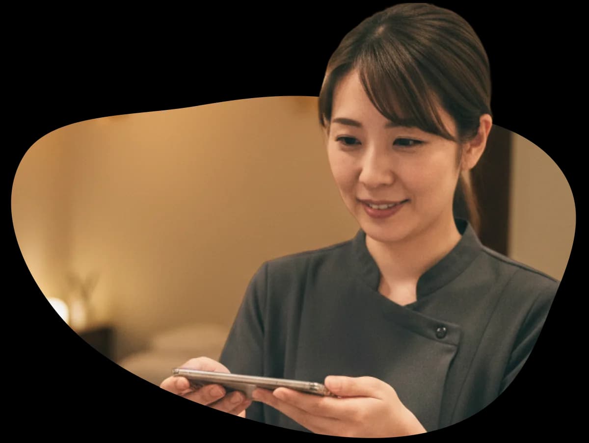マッサージ店スタッフがcoupoでクーポンを確認する様子