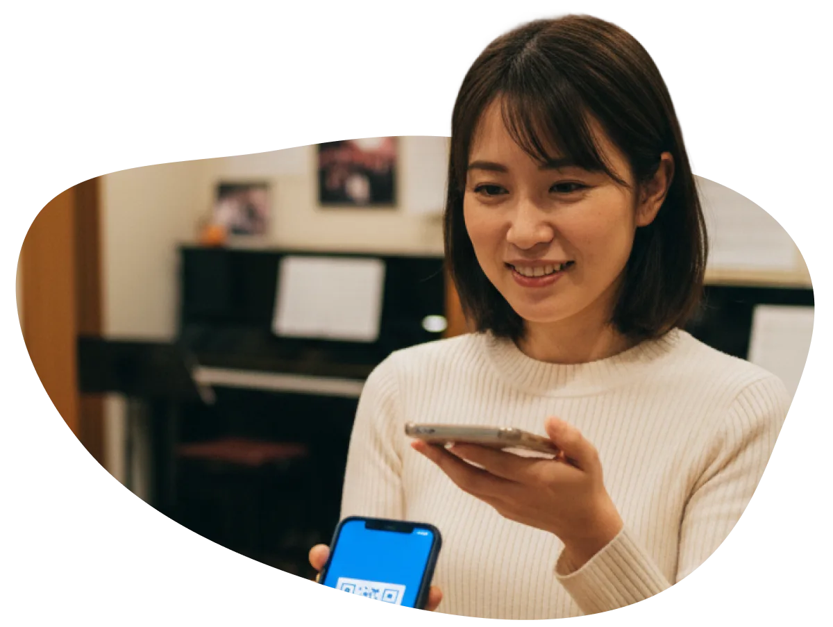 音楽教室スタッフがcoupoでクーポンを確認する様子