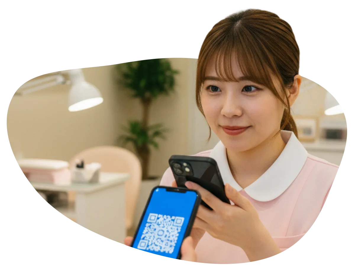 ネイルサロンスタッフがcoupoでクーポンを確認する様子