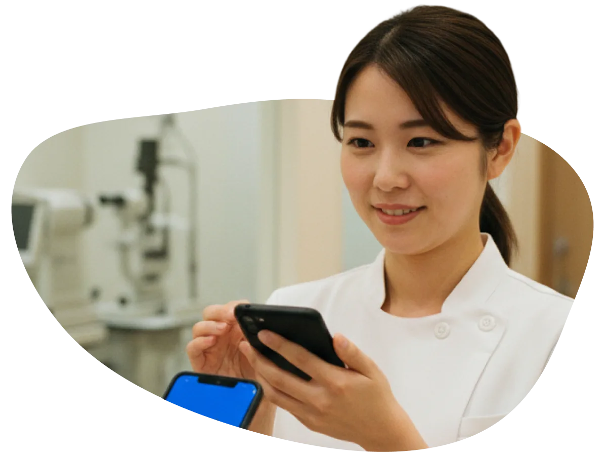 眼科受付スタッフがcoupoでご案内する様子
