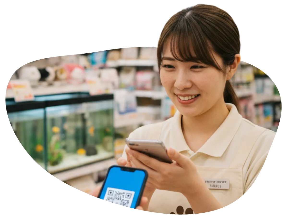 ペットショップスタッフがcoupoでクーポンを確認する様子