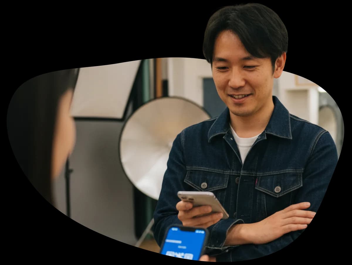 写真スタジオスタッフがcoupoでクーポンを確認する様子