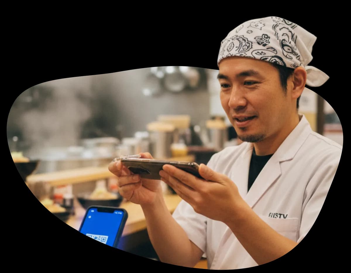 ラーメン店のスタッフがcoupoでクーポンを確認する様子