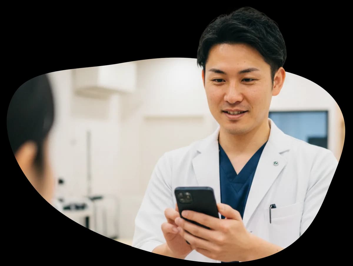 整骨院スタッフがcoupoでクーポンを確認する様子