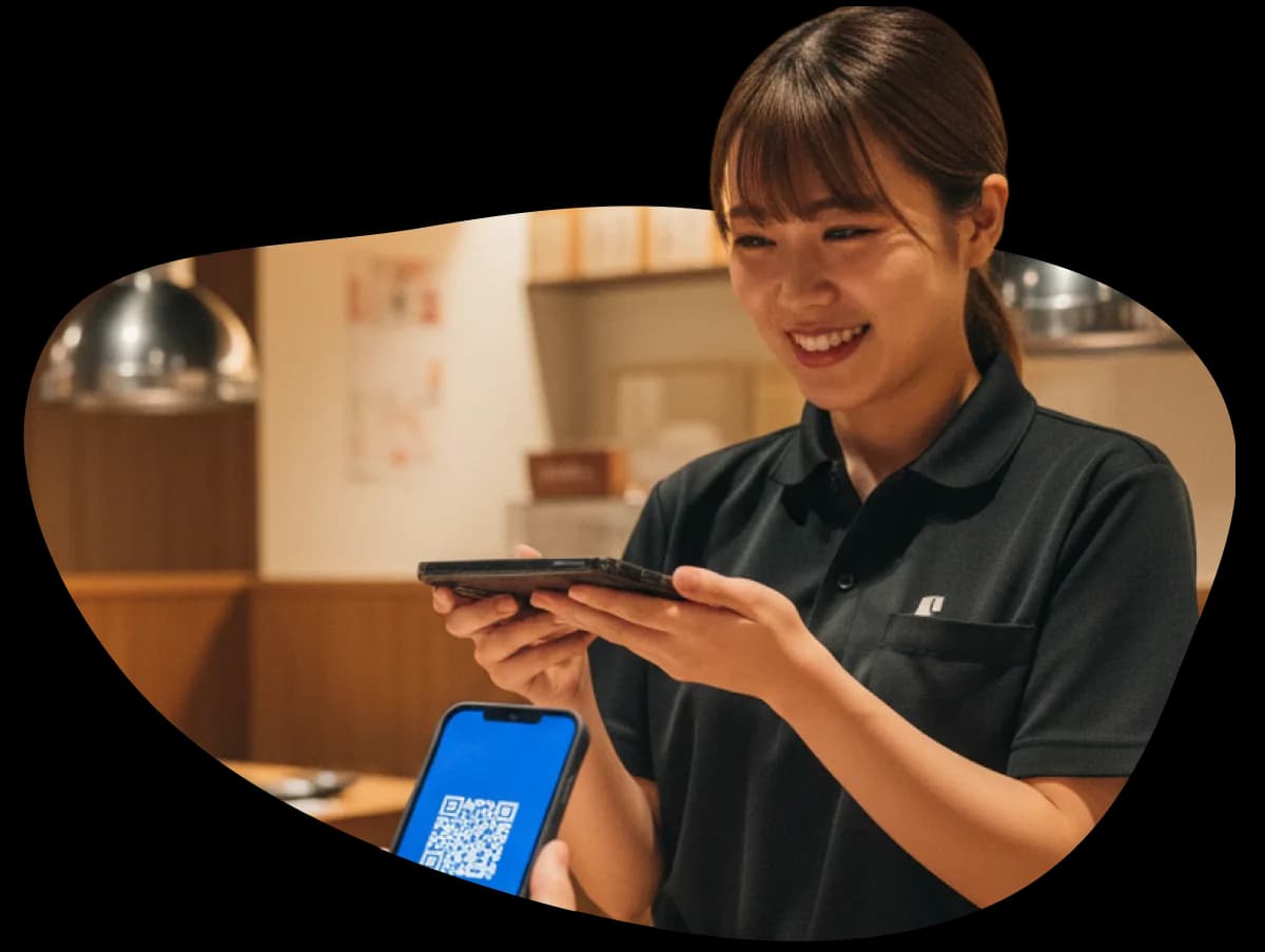焼肉店のスタッフがcoupoでクーポンを確認する様子