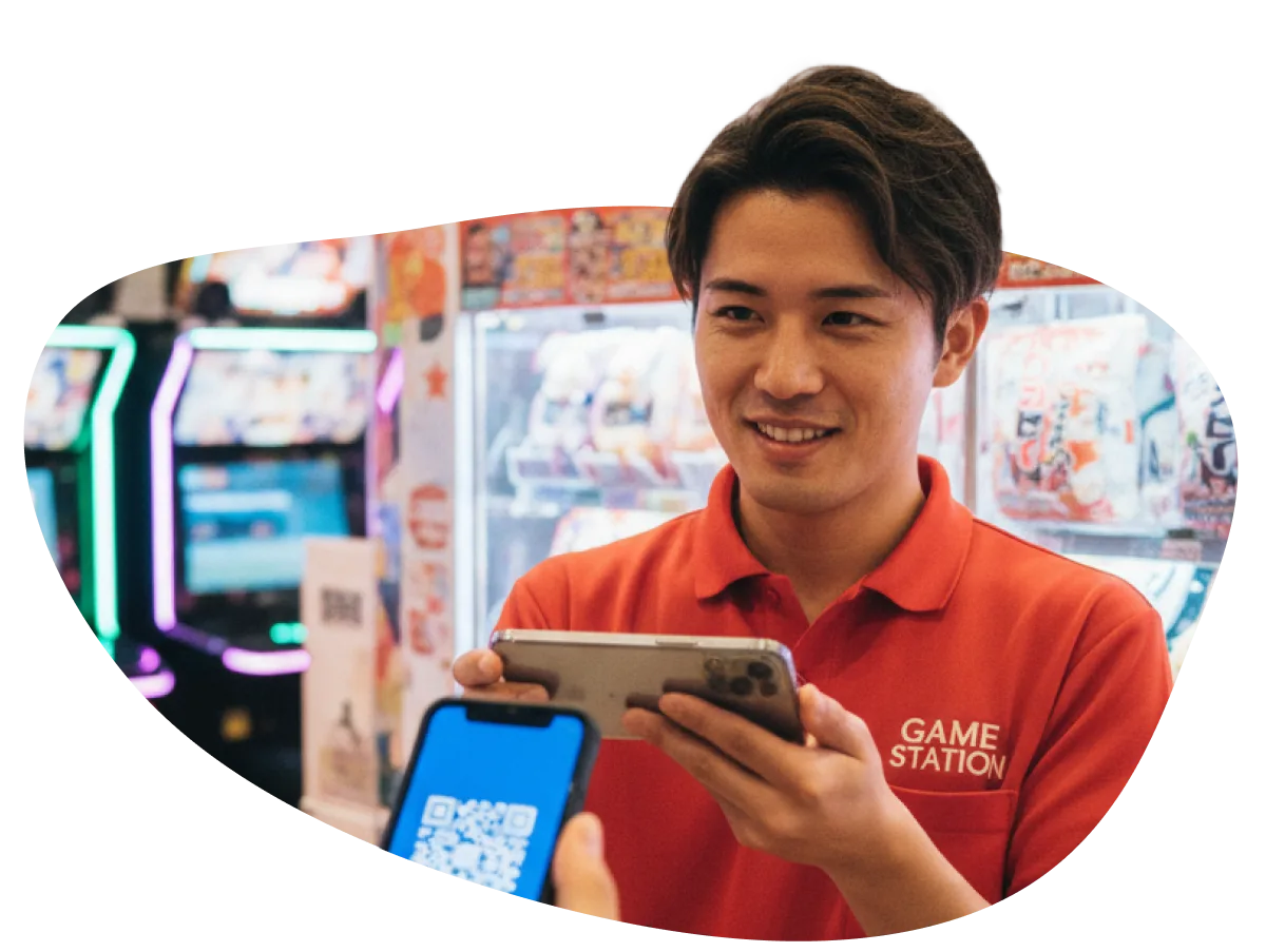 アミューズメント施設スタッフがcoupoでクーポンを確認する様子