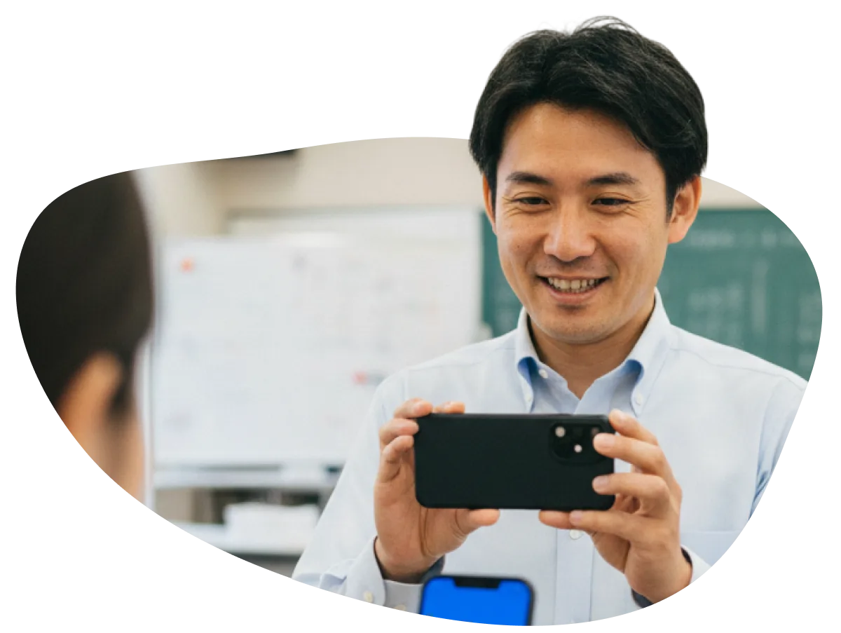 学習塾スタッフがcoupoでクーポンを確認する様子