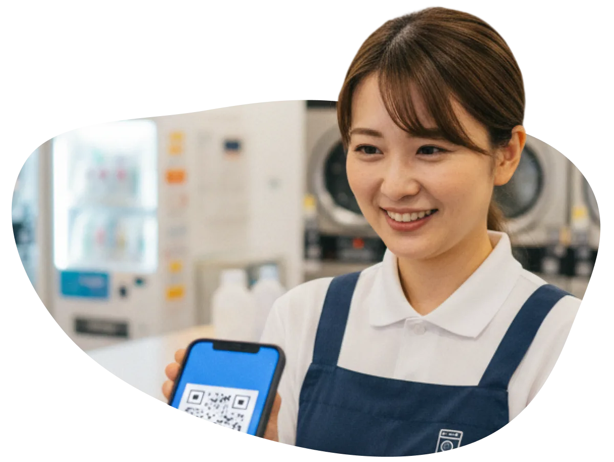 コインランドリーでcoupoのクーポンを確認する様子