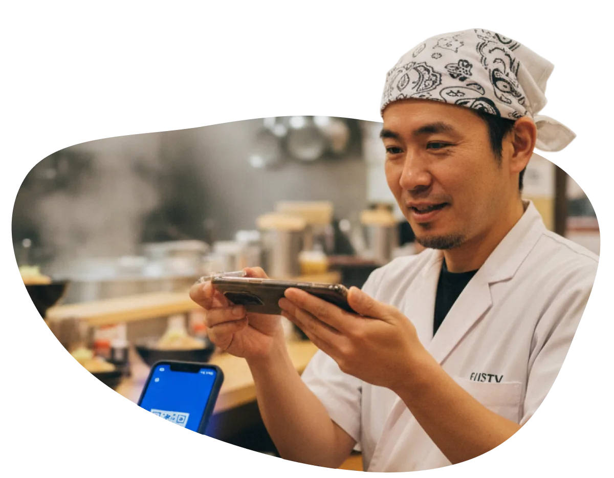 ラーメン店のスタッフがcoupoでクーポンを確認する様子