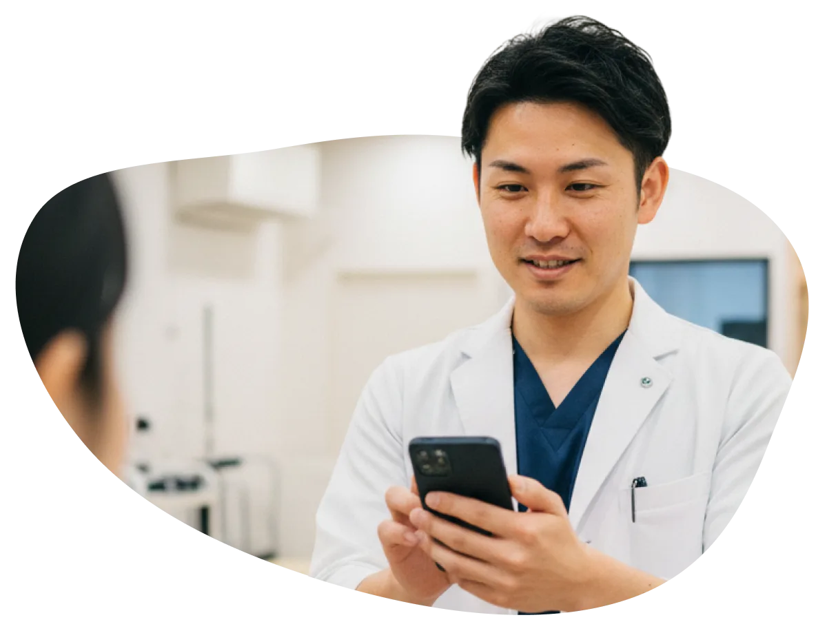 整骨院スタッフがcoupoでクーポンを確認する様子