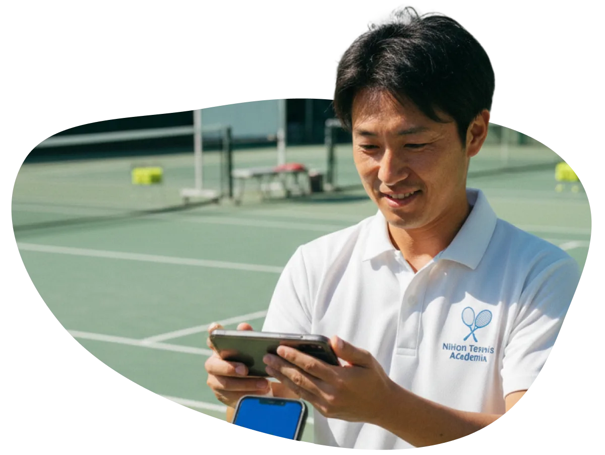 テニススクールのスタッフがcoupoでクーポンを確認する様子